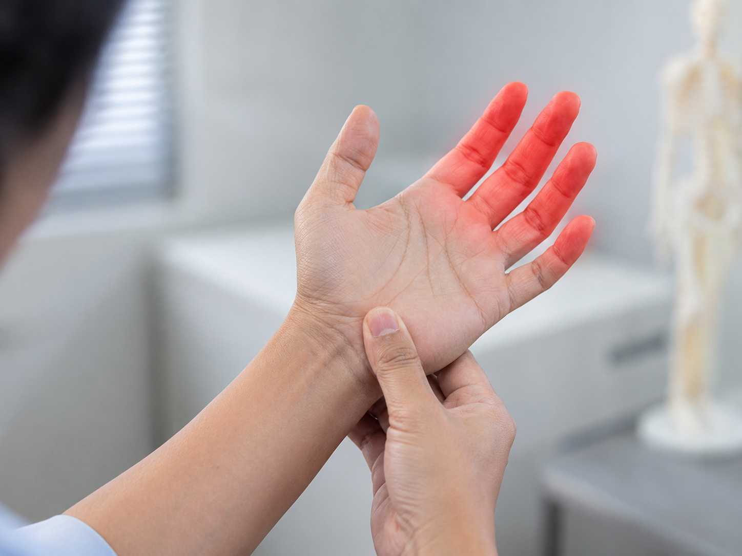 Pessoa com a palma da mão aberta durante avaliação clínica, com destaque em vermelho nos dedos indicando dormência e formigamento nas mãos.
